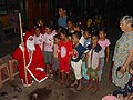 Der Weihnachtsmann aus Deutschland ist in Kalabahi, bei den Kindern in Schwester Giselas Kinderheim 